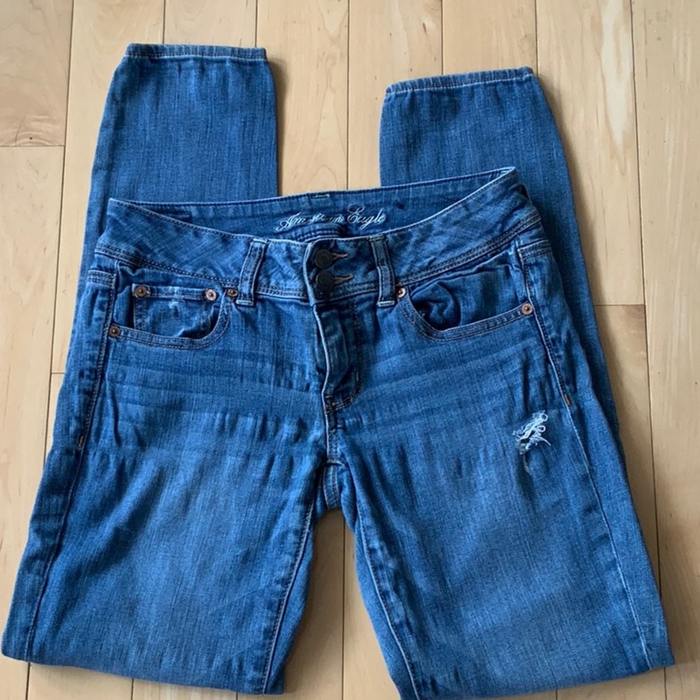 AE Stretch Skinny distressed size 6